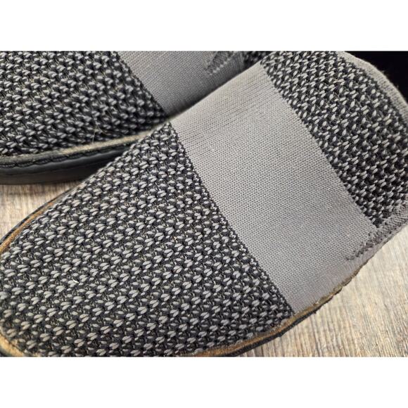 UGG Women's Sammy Slip-On Light Knit Sneakers Gray/Black Size 10 Shoes - Picture 2 of 9